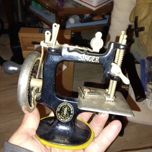 Antique Childs Minature Singer Sewing Machine metal Real Working Awesome